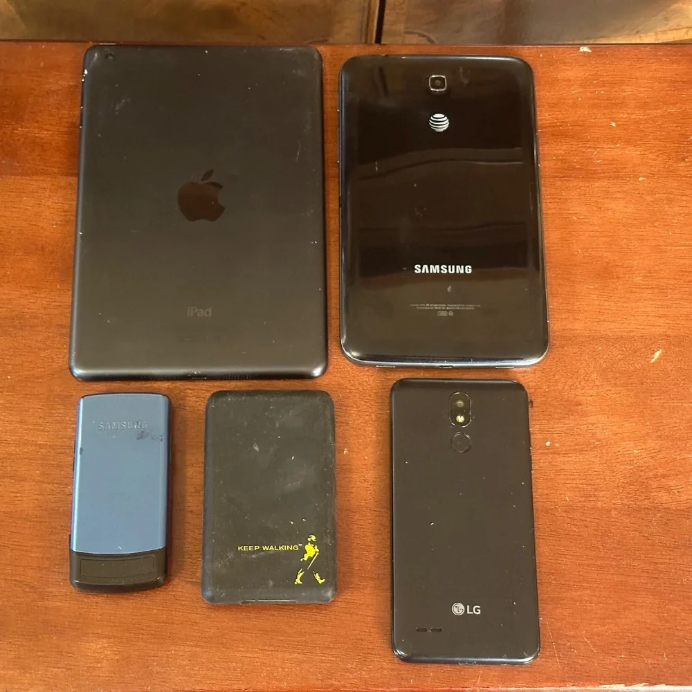 Apple IPad/Walkman/LG/Samsung Tablet Phone Bundle